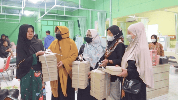 Jumat Berkah PC Wanita Al Irsyad Purwokerto Berbagi Makan Siang di RS Wijayakusuma