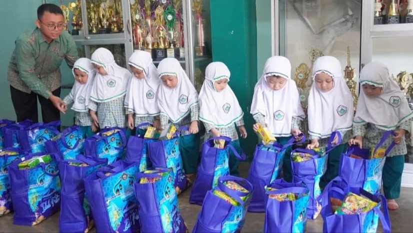 Latih Kepedulian, KB-TK Al Irsyad Purwokerto Ajak Siswa Ikut Menyiapkan hingga Membagikan 200 Paket Sembako